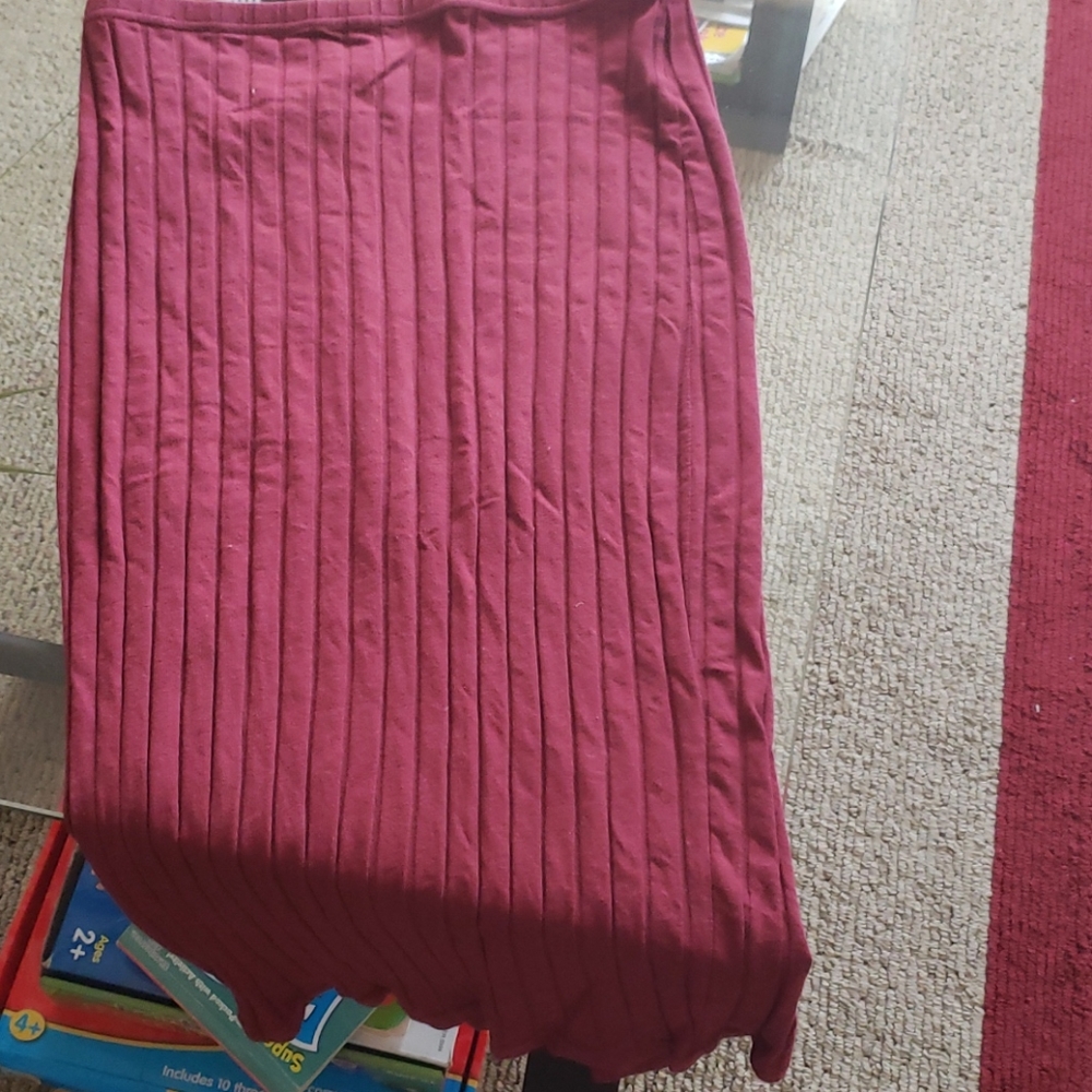 Below knees bodycon skirt